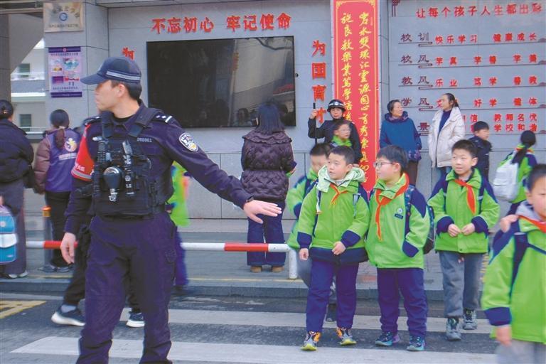 陕西镇坪县着力构建校园安全防护体系——为未成年人撑起“守护伞” 